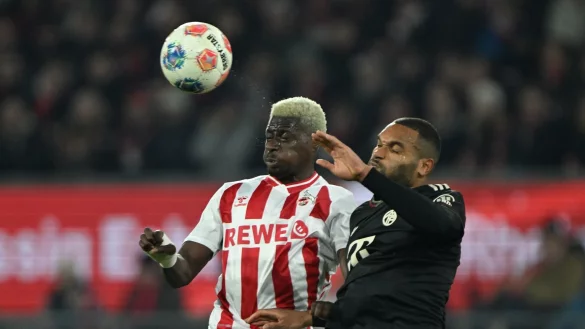 Das Duell zwischen K&ouml;ln und Bayern M&uuml;nchen war lange Zeit auf Augenh&ouml;he: Hier k&auml;mpfen Jonathan Tah (Bayern M&uuml;nchen) und Ragnar Ache um den Ball. - &copy; Federico Gambarini/dpa