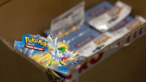 Der Handel mit Pok&eacute;mon-Sammelkarten hat in den vergangenen Jahren wieder an Bedeutung gewonnen. Seltene Exemplare erzielen teils hohe Preise. (Symbolbild) - &copy; Hannes P. Albert/dpa