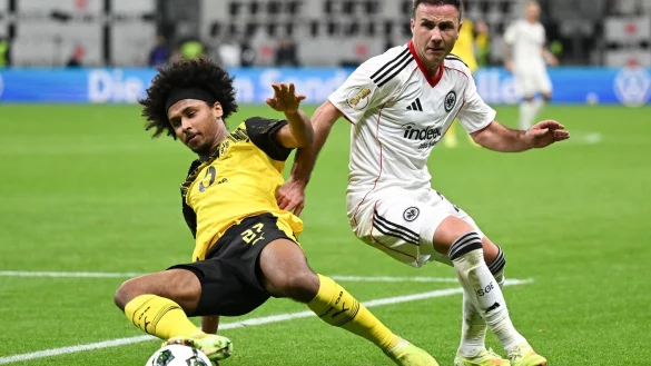 Treffen am Freitagabend erneut aufeinander: Frankfurts Mario G&ouml;tze (r) und Dortmunds Karim Adeyemi (l). (Archivbild) - &copy; Arne Dedert/dpa