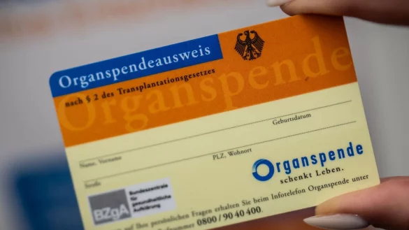 Ein Organspende-Ausweis dokumentiert die Entscheidung. (Archivbild) - &copy; Michael Kappeler/dpa