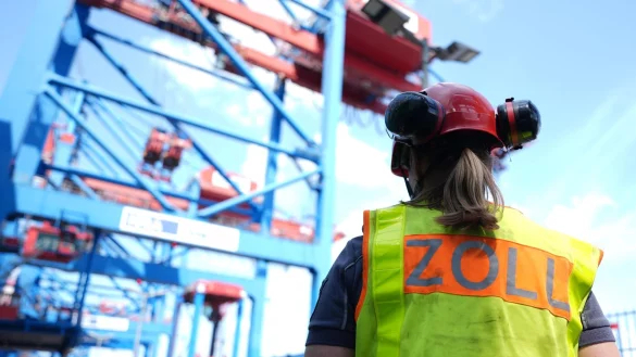 Zollkontrolle: Schwarzarbeit und Einnahmen aus illegalen Kan&auml;len nehmen zu. (Archivbild) - &copy; Marcus Brandt/dpa