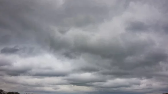 Graue Regenwolken pr&auml;gen in den kommenden Tagen das Wetter in Nordrhein-Westfalen. (Archivbild) - &copy; Henning Kaiser/dpa