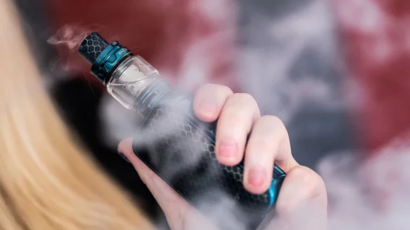 Vor allem bei jungen Menschen sind Vapes beliebt. (Symbolbild) - &copy; Silas Stein/dpa