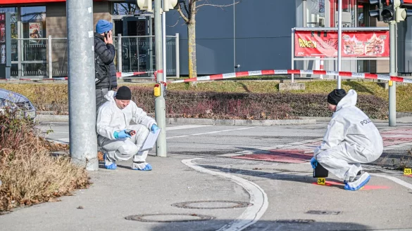 Die Spurensicherung war nach dem Messerangriff im Einsatz. - &copy; Jason Tschepljakow/dpa