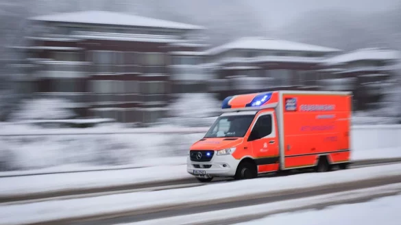 Schnee, Gl&auml;tte und K&auml;lte - der Wintereinbruch hat vielerorts in Deutschland den Verkehr behindert und Reisepl&auml;ne durchkreuzt - &copy; Christian Charisius/dpa