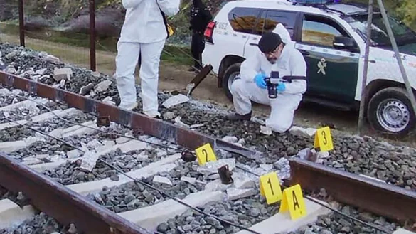 Ein vorl&auml;ufiger Untersuchungsbruch sieht den Bruch einer Schiene als wahrscheinliche Ursache der Katastrophe. - &copy; Uncredited/Guardia Civil via AP/dpa