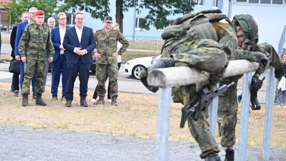 Verteidigungsminister Pistorius und Generalinspekteur Breuer fordern Unterst&uuml;tzung f&uuml;r den neuen Wehrdienst. (Archivbild) - &copy; Bernd Wei&szlig;brod/dpa