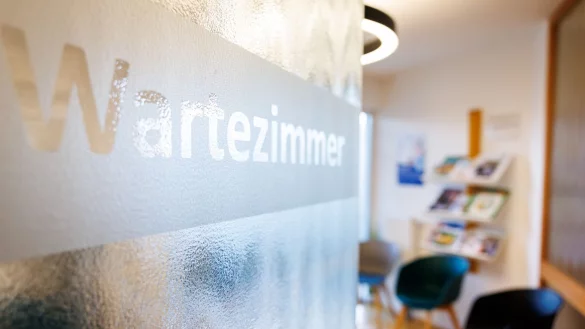 Wartezimmer werden laut &Auml;rzteschaft immer wieder Schauplatz von &Uuml;bergriffen. (Illustration) - &copy; Daniel Karmann/dpa