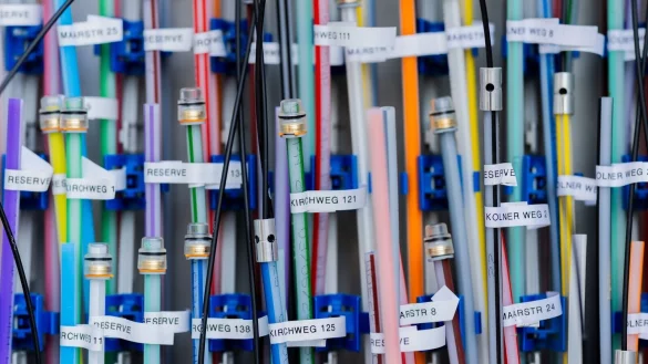 Die Telekom m&ouml;chte, dass mehr Kunden den vorhandenen Glasfaseranschluss auch tats&auml;chlich buchen. (Symbolbild) - &copy; Rolf Vennenbernd/dpa