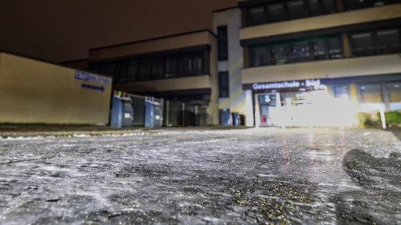 Der Weg zur Gesamtschule-S&uuml;d in Duisburg ist am Morgen spiegelglatt. - &copy; Christoph Reichwein/dpa