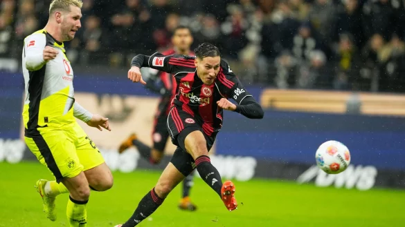 Frankfurts Younes Ebnoutalib trifft gegen den BVB zum zwischenzeitlichen 2:2. - &copy; Michael Probst/AP/dpa