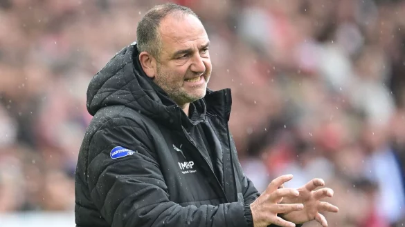 Bis Mai gilt es: Frank Schmidt will mit dem 1. FC Heidenheim den Klassenerhalt packen. (Archivbild) - &copy; Bernd Wei&szlig;brod/dpa