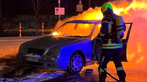 Ein Auto brennt - zuvor wurde w&auml;hrend des Tankens in der N&auml;he geraucht. - &copy; Polizei Oberhausen/dpa