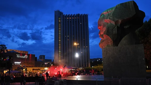 Blick auf das Congress Hotel unweit des Karl-Marx-Monuments in Chemnitz (Archivbild) - &copy; Hendrik Schmidt/dpa-Zentralbild/dpa