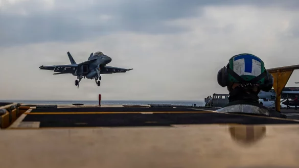 Der Flugzeugtr&auml;ger &laquo;USS Abraham Lincoln&raquo; wurde in den Zust&auml;ndigkeitsbereich des Regionalkommandos des US-Milit&auml;rs verlegt, das den Nahen Osten inklusive des Irans umfasst. (Handout) - &copy; Seaman Daniel Kimmelman/US Navy/AP/dpa