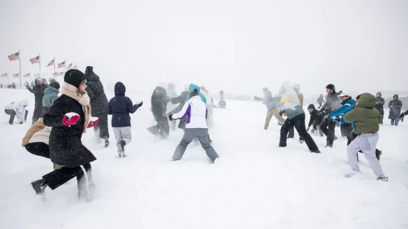 Das Extremwetter bringt auch Spa&szlig;, wie etwa bei einer ausgelassenen Schneeballschlacht in der US-Hauptstadt Washington. - &copy; Mehmet Eser/ZUMA Press Wire/dpa