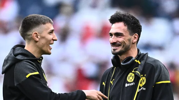 Nico Schlotterbeck (l) und Mats Hummels waren Abwehrkollegen bei Borussia Dortmund. (Archivbild) - &copy; Tom Weller/dpa