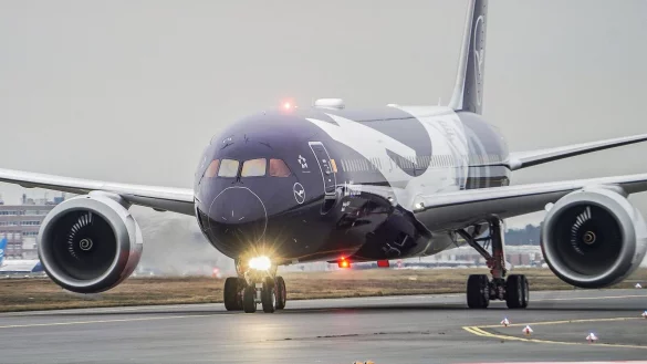 Die Lufthansa schickt zum 100. Jahrestag sechs Jets in einer Sonderlackierung auf die Strecke. - &copy; Andreas Arnold/dpa