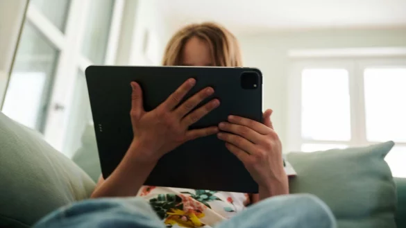 Laut einer Studie von 2023 sind etwa 680 000 junge Menschen in Deutschland s&uuml;chtig nach Computerspielen und sozialen Medien (Symbolbild). - &copy; Annette Riedl/dpa