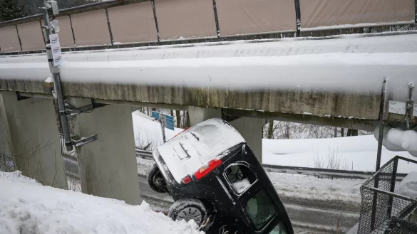 In Winterberg rutschte ein Auto mit f&uuml;nf Menschen eine B&ouml;schung herunter. - &copy; Robert Michael/dpa