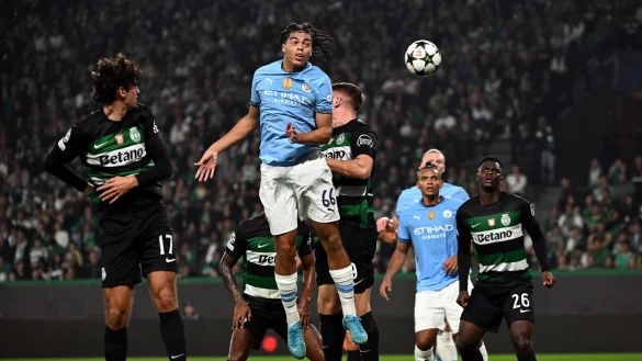 Das 20 Jahre alte Abwehrtalent Jahmai Simpson-Pusey (beim Kopfball) soll die K&ouml;lner Defensive stabilisieren. (Archivbild) - &copy; Zed Jameson/PA Wire/dpa