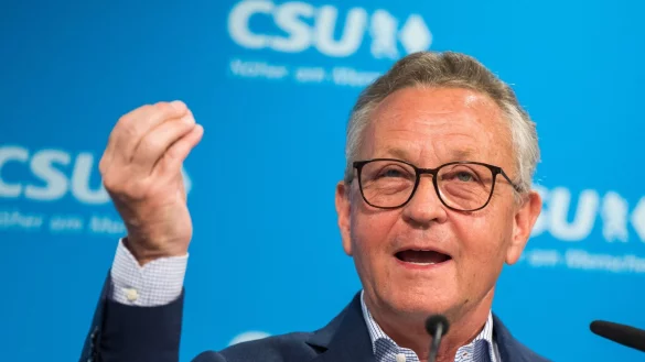 Der fr&uuml;here Baywa-Chef Klaus Josef Lutz auf einer CSU-Veranstaltung im Jahr 2022. Lutz hat bislang s&auml;mtliche Vorw&uuml;rfe im Zusammenhang mit der Schieflage der Baywa zur&uuml;ckgewiesen. (Archiv) - &copy; Peter Kneffel/dpa