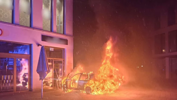 Der Wagen ging in Flammen auf. - &copy; Marco Schweiger/Feuerwehr Detmold/dpa