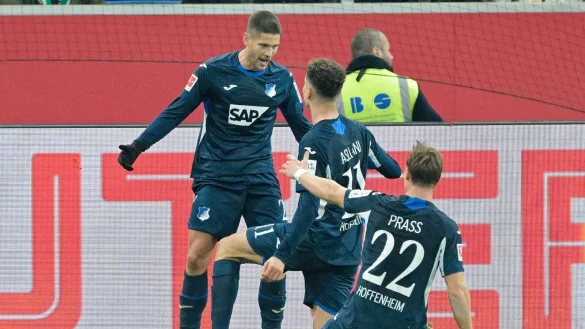 Hoffenheims Andrej Kramaric (r.) darf sich feiern lassen. - &copy; Uwe Anspach/dpa