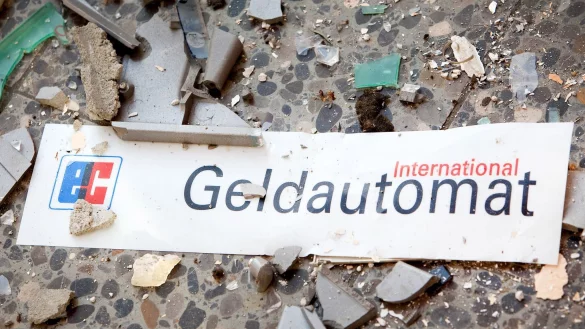 Geldautomaten-Attacken sind in NRW erneut stark r&uuml;ckl&auml;ufig. (Symbolbild) - &copy; Patrick Pleul/dpa-Zentralbild/dpa