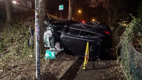 Das v&ouml;llig zerst&ouml;rte Auto des verungl&uuml;ckten Fahrers liegt in einer B&ouml;schung kurz vor der Bodelschwinghbr&uuml;cke. - &copy; Justin Brosch/dpa