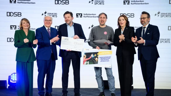 Bundespr&auml;sident Frank-Walter Steinmeier (2.v.l.) ehrt den Sterne-Sieger Turngemeinde Herford. - &copy; Bernd von Jutrczenka/dpa