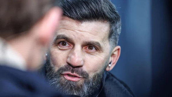 Schalkes Trainer Muslic hat mit Charme auf Transferger&uuml;chte um Edin Dzeko reagiert. - &copy; Andreas Gora/dpa