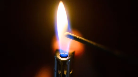 Eine Silvesterrakete ist im Kreis Unna mutma&szlig;lich durch ein Fenster in eine Trauerhalle geflogen und hat einen Brand verursacht. (Symbolbild) - &copy; Julian Stratenschulte/dpa