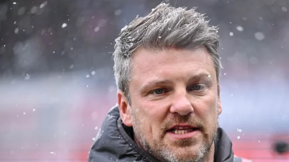 K&ouml;lns Trainer Lukas Kwasniok musste nach dem 2:2 in Heidenheim zu einem Fan-Plakat Stellung nehmen. - &copy; Harry Langer/dpa