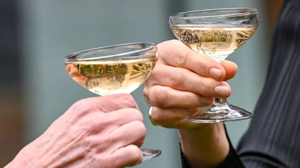 Nach der Adventszeit und den Feiertagen haben viele Menschen das Gef&uuml;hl, dass sie nun erst einmal weniger oder gar nicht trinken sollten. (Symbolbild) - &copy; Jens Kalaene/dpa