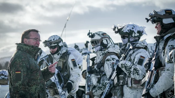 Pistorius bei Gebirgsj&auml;ger&uuml;bung im Hohen Norden - &copy; Kay Nietfeld/dpa