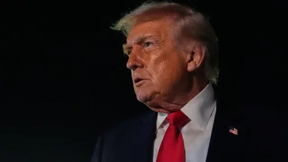 Trump startete am sp&auml;ten Abend (Ortszeit) nach Davos und musste zun&auml;chst umkehren. - &copy; Julia Demaree Nikhinson/AP/dpa