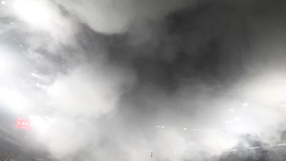 Pyrotechnik sorgte in K&ouml;ln f&uuml;r eine zehnmin&uuml;tige Unterbrechung. - &copy; Federico Gambarini/dpa