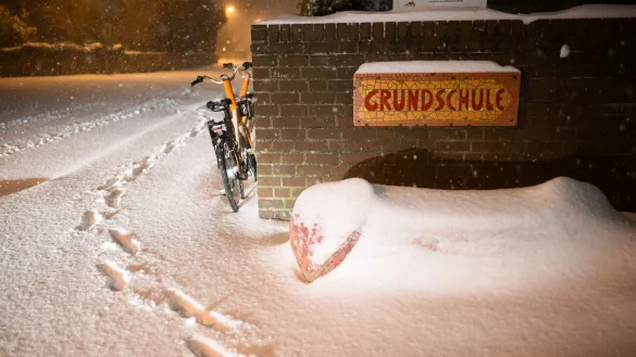 Viele Schulen im Norden und Westen bleiben heute winterbedingt geschlossen. - &copy; Julian Stratenschulte/dpa