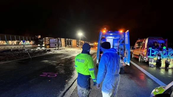 Nach einem schweren Lastwagenunfall mit einem Toten ist die A2 Richtung Hannover gesperrt. - &copy; Christian M&uuml;ller/dpa