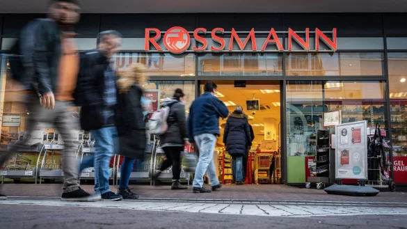 Rossmann geh&ouml;rt nach eigenen Angaben zu den gr&ouml;&szlig;ten Drogeriemarktketten in Europa &ndash; und sagt nun den klassischen Apotheken den Kampf an. (Archivbild) - &copy; Frank Rumpenhorst/dpa