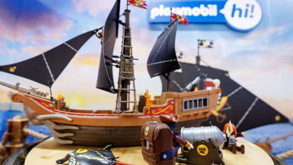 Die Playmobil-Welten sollen mit Ger&auml;uschen und sprechenden Figuren quasi lebendig werden. - &copy; Daniel Karmann/dpa