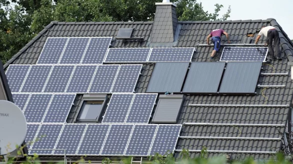 2025 sind nur noch etwas mehr als halb so viele neue Photovoltaikanlagen auf D&auml;chern installiert worden, wie 2023. (Symbolbild) - &copy; Rainer Jensen/dpa