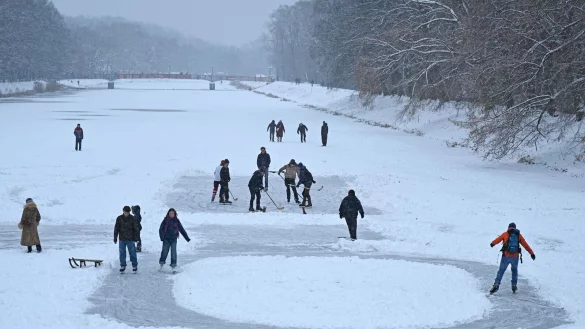 Die sch&ouml;nen Seiten des Winters: Schlittschuhlaufen in Leipzig. - &copy; David Hammersen/dpa