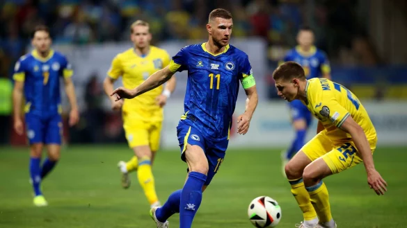 Edin Dzeko (M) will zuk&uuml;nftig in der 2. Bundesliga st&uuml;rmen. (Archivbild) - &copy; Armin Durgut/AP