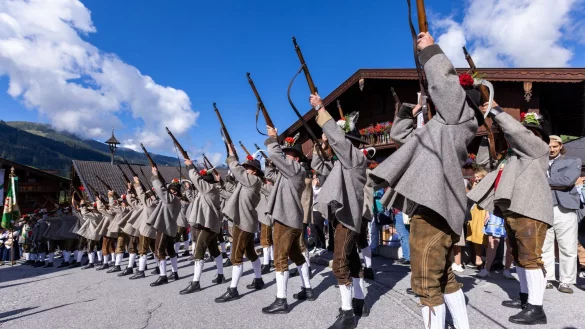 Werden k&uuml;nftig auch Frauen Salutsch&uuml;sse abgeben? (Archivbild) - &copy; Expa/Johann Groder/APA/dpa
