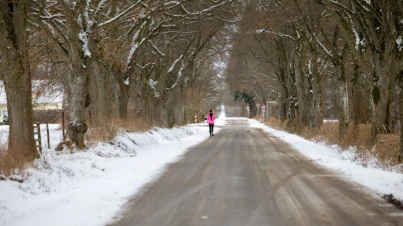 Auf den Stra&szlig;en in NRW kann es weiter glatt bleiben. (Archivbild) - &copy; Thomas Banneyer/dpa