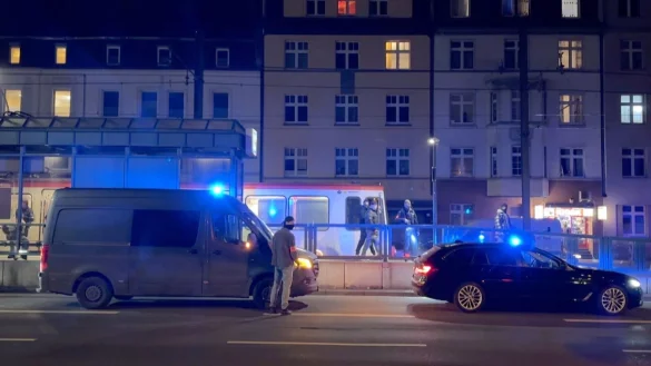 Polizisten holen in Dortmund zwei Verd&auml;chtige aus einer Stadtbahn. - &copy; Markus W&uuml;llner/Video-Line TV- und Videoproduktion/dpa