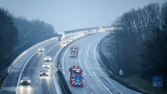 Die in Richtung Essen gesperrte Ruhrtalbr&uuml;cke - hier soll der Verkehr bald mit Tempolimit wieder flie&szlig;en. - &copy; Christoph Reichwein/dpa