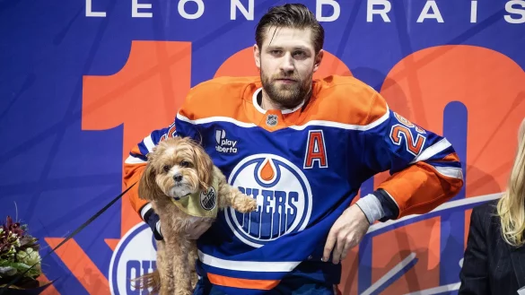 Leon Draisaitl mit seinem Hund Bowie. - &copy; JASON FRANSON/The Canadian Press/AP/dpa